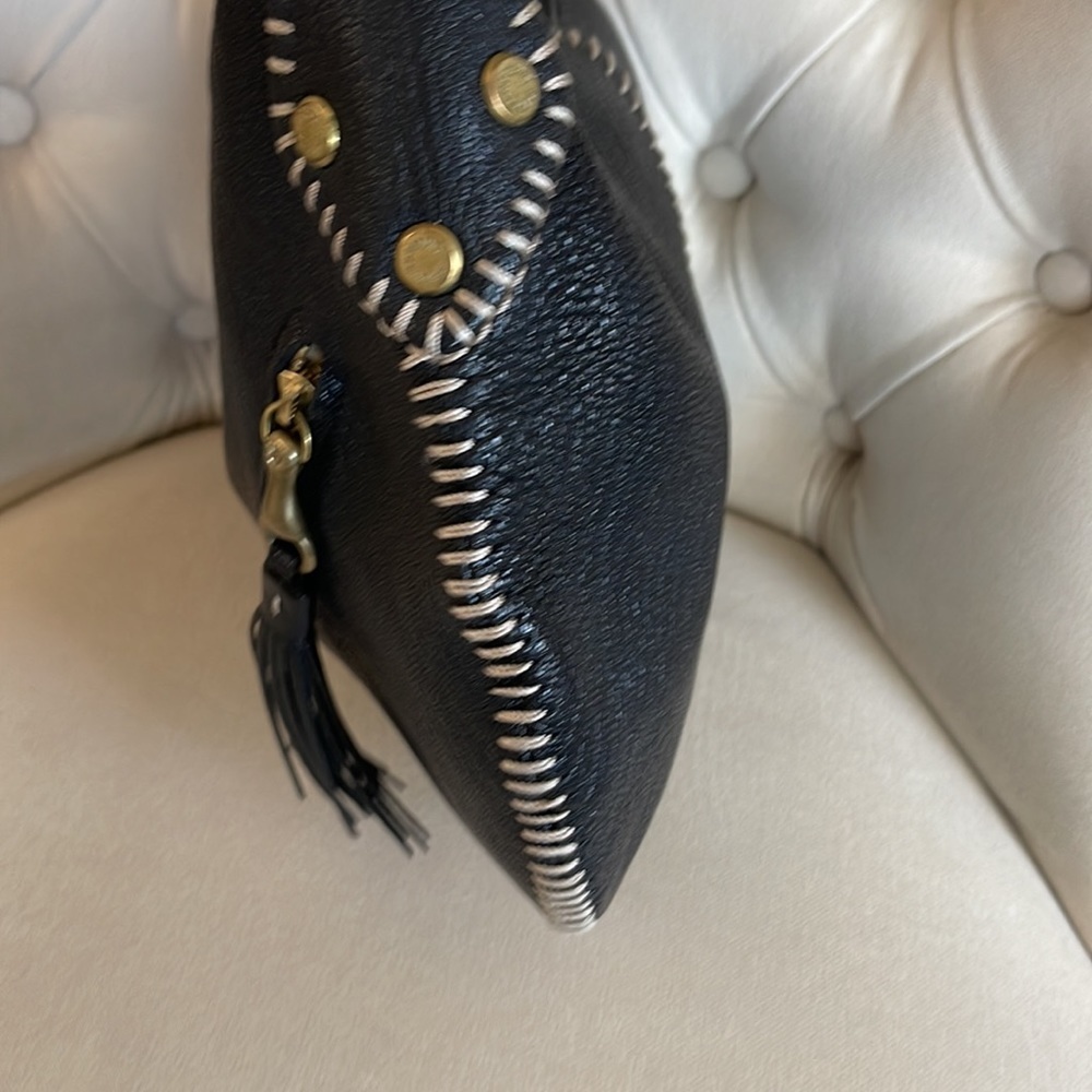 Chic Black Hobo Bag with Sleek Design - Picture 4 of 12